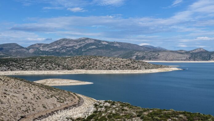 Σε ανησυχητικά επίπεδα η στάθμη της λίμνης Υλίκη – Έντονη η ανησυχία των κατοίκων
