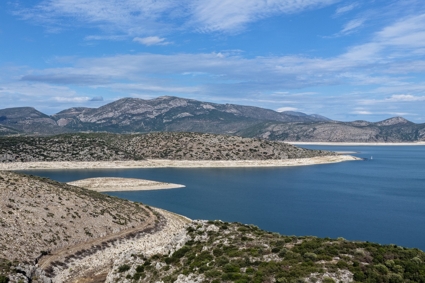 Σε ανησυχητικά επίπεδα η στάθμη της λίμνης Υλίκη – Έντονη η ανησυχία των κατοίκων