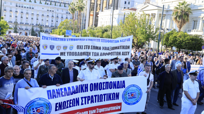 Στρατιωτικοί πλημμυρίζουν το κέντρο της Αθήνας – «Μας οφείλετε πολλά, δεν σας οφείλουμε τίποτα»