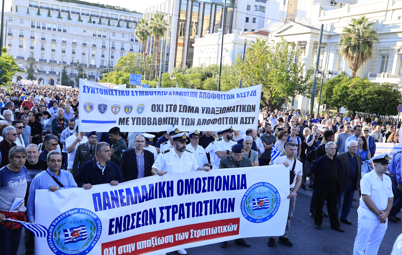 Στρατιωτικοί πλημμυρίζουν το κέντρο της Αθήνας – «Μας οφείλετε πολλά, δεν σας οφείλουμε τίποτα»