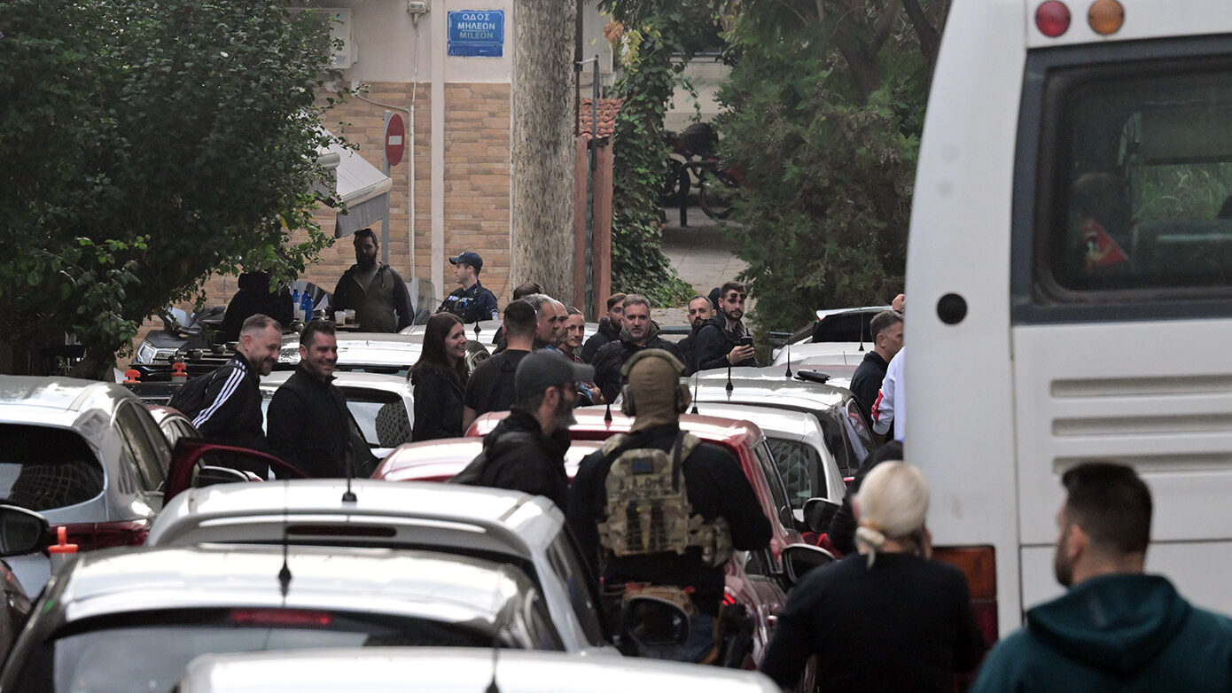Εντυπωσιακή είσοδος των συλληφθέντων για το σκάνδαλο του ΟΠΕΚΕΠΕ στη ΓΑΔΑ – Πομπή 24 οχημάτων με 34 από τους 37