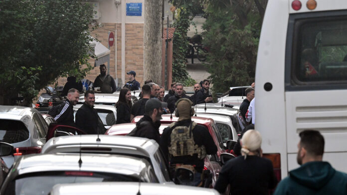 Εντυπωσιακή είσοδος των συλληφθέντων για το σκάνδαλο του ΟΠΕΚΕΠΕ στη ΓΑΔΑ – Πομπή 24 οχημάτων με 34 από τους 37
