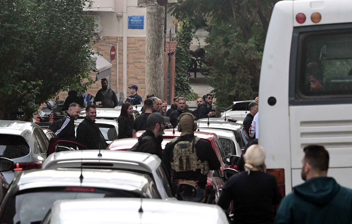 Εντυπωσιακή είσοδος των συλληφθέντων για το σκάνδαλο του ΟΠΕΚΕΠΕ στη ΓΑΔΑ – Πομπή 24 οχημάτων με 34 από τους 37