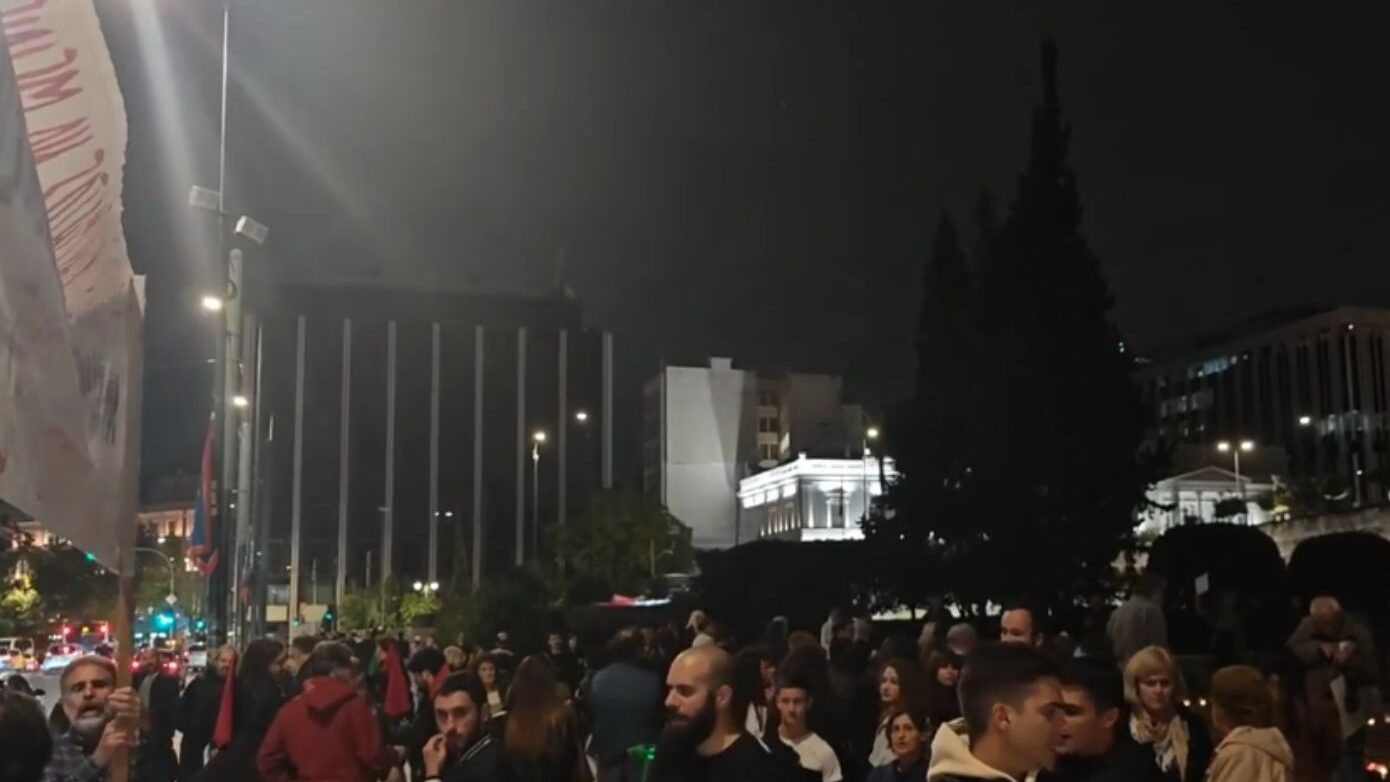 Άρχισε η διαμαρτυρία για τα Τέμπη στο Σύνταγμα – Πολίτες στηρίζουν τις οικογένειες των θυμάτων