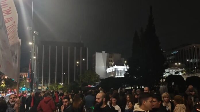Άρχισε η διαμαρτυρία για τα Τέμπη στο Σύνταγμα – Πολίτες στηρίζουν τις οικογένειες των θυμάτων