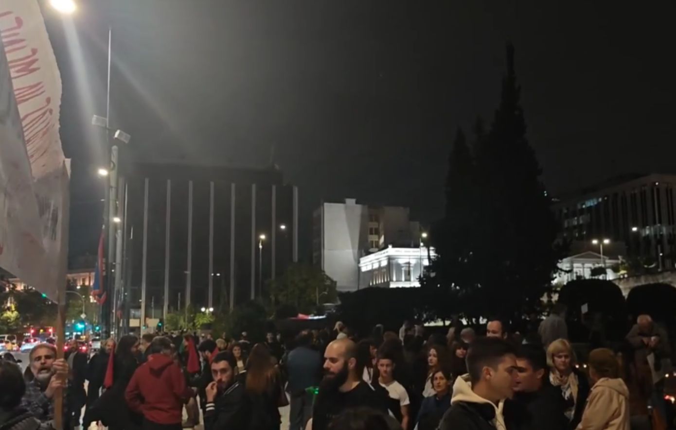 Άρχισε η διαμαρτυρία για τα Τέμπη στο Σύνταγμα – Πολίτες στηρίζουν τις οικογένειες των θυμάτων