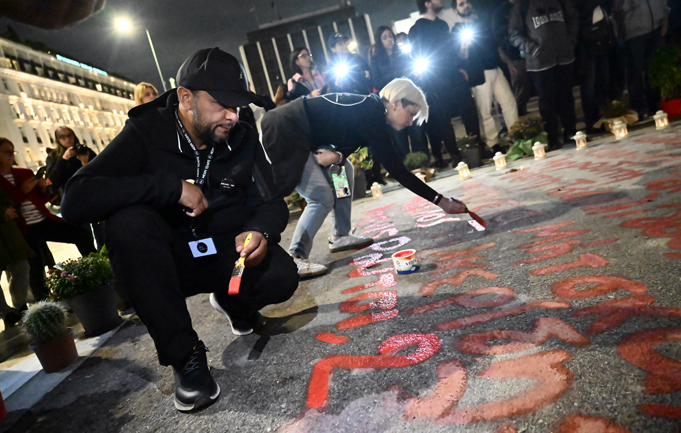 «Θα παραμείνουμε μέχρι να δικαιώσουμε τα παιδιά», δηλώνουν συγγενείς θυμάτων του δυστυχήματος στα Τέμπη που ξαναέγραψαν τα ονόματα στη Βουλή