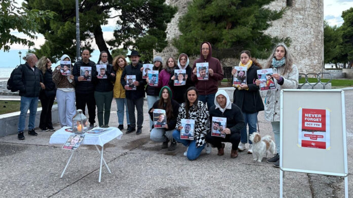 Εκδήλωση στον Λευκό Πύργο για την ανάμνηση των θυμάτων της αιματηρής επίθεσης της Χαμάς πριν τρία χρόνια