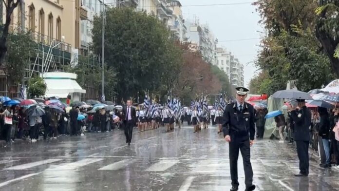 28η Οκτωβρίου: Η μαθητική παρέλαση στη Θεσσαλονίκη κάτω από βροχή