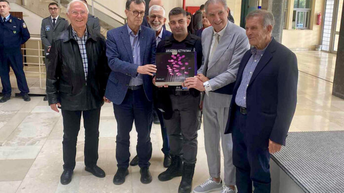 Αστυνομικός που διέσωσε 15χρονο από πυρκαγιά σε διαμέρισμα στη Θεσσαλονίκη, βραβεύτηκε σήμερα στο Δικαστικό Μέγαρο