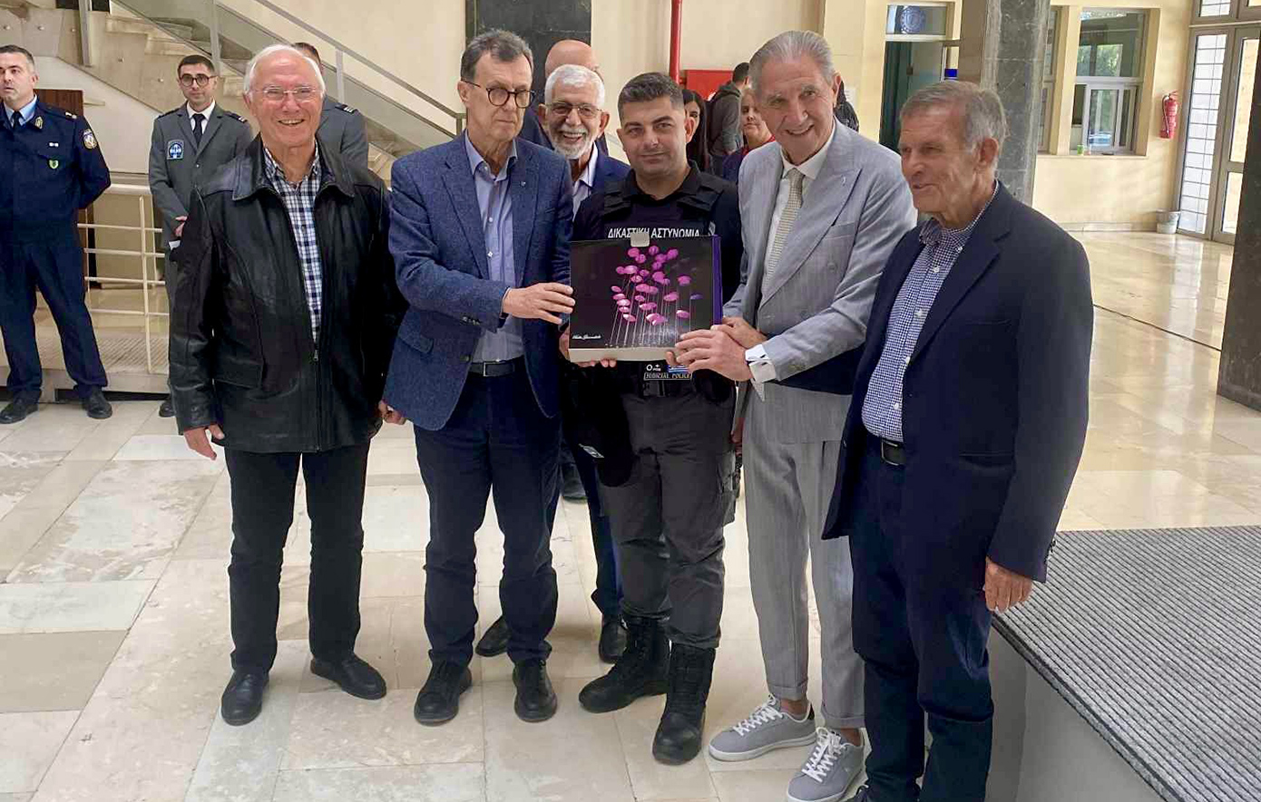 Αστυνομικός που διέσωσε 15χρονο από πυρκαγιά σε διαμέρισμα στη Θεσσαλονίκη, βραβεύτηκε σήμερα στο Δικαστικό Μέγαρο