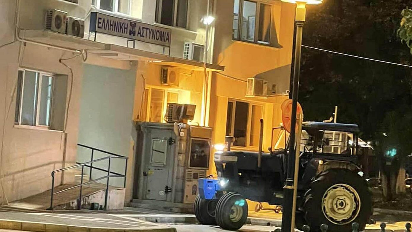 Αγρότης έφτασε με τρακτέρ στο ΑΤ Πτολεμαΐδας για να διαμαρτυρηθεί για τον ΟΠΕΚΕΠΕ – Εντοπίστηκε θετικός σε αλκοτέστ