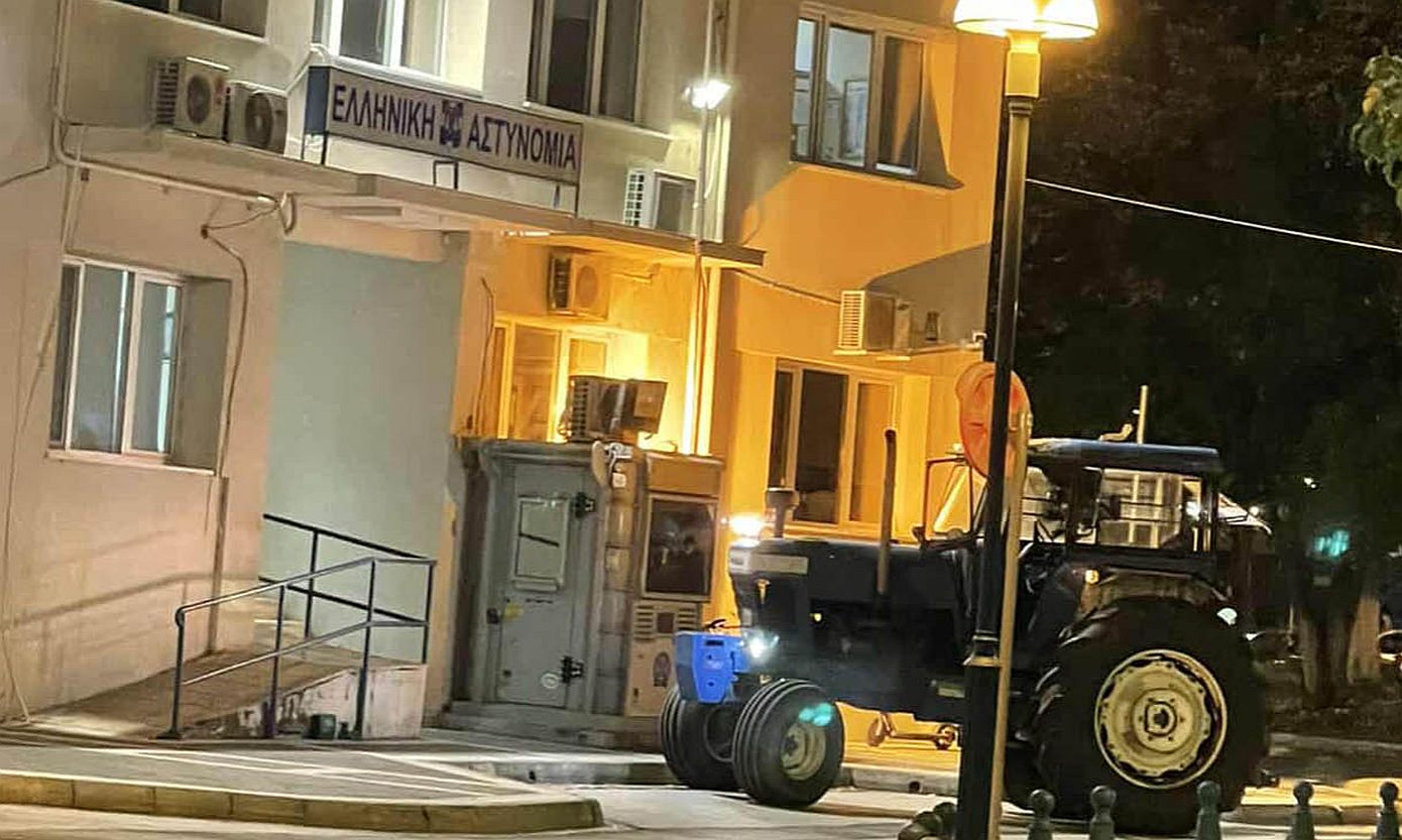 Αγρότης έφτασε με τρακτέρ στο ΑΤ Πτολεμαΐδας για να διαμαρτυρηθεί για τον ΟΠΕΚΕΠΕ – Εντοπίστηκε θετικός σε αλκοτέστ