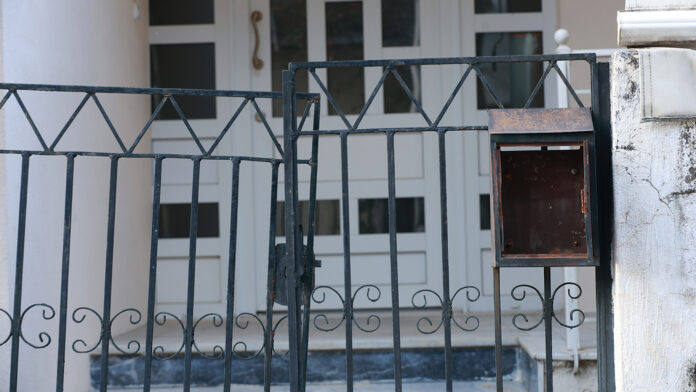 Σοκ από τη μητροκτονία στα Τρίκαλα: Θύμα εκφοβισμού ο 18χρονος λόγω διαζυγίου των γονιών του