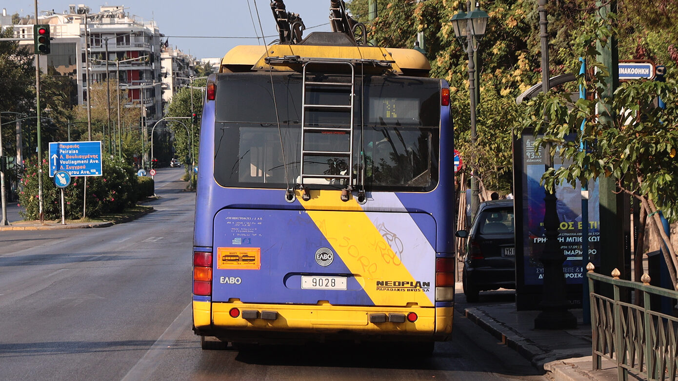 Επιβάτης πιάστηκε στα χέρια με οδηγό τρόλεϊ στη Δραπετσώνα – Το όχημα έπεσε σε κολόνα