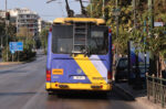 Επιβάτης πιάστηκε στα χέρια με οδηγό τρόλεϊ στη Δραπετσώνα – Το όχημα έπεσε σε κολόνα