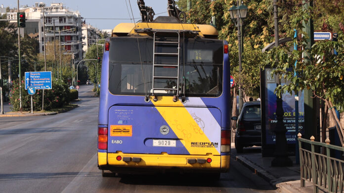 Επιβάτης πιάστηκε στα χέρια με οδηγό τρόλεϊ στη Δραπετσώνα – Το όχημα έπεσε σε κολόνα