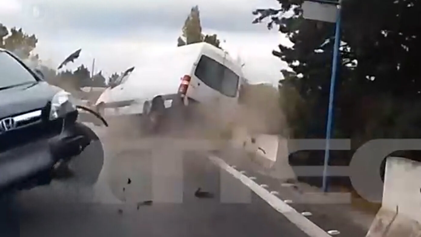 Καρέ-καρέ η σοκαριστική σύγκρουση πέντε οχημάτων στη Θεσσαλονίκη