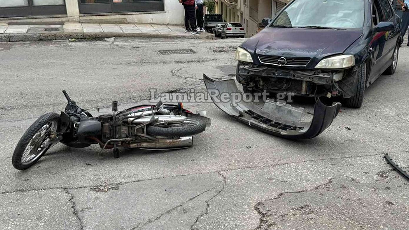 Σοβαρό τροχαίο με μηχανάκι στη Λαμία: Στα Επείγοντα ο οδηγός του δικύκλου