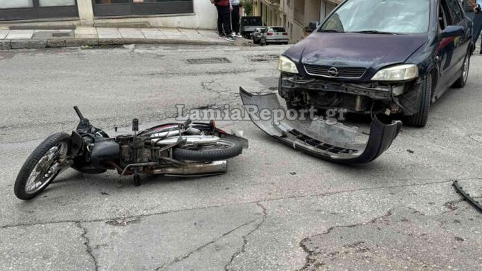 Σοβαρό τροχαίο με μηχανάκι στη Λαμία: Στα Επείγοντα ο οδηγός του δικύκλου