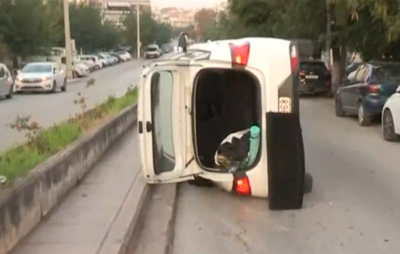 Αυτοκίνητο ανατράπηκε στη μέση του δρόμου στη Θεσσαλονίκη – Αλώβητος ο οδηγός