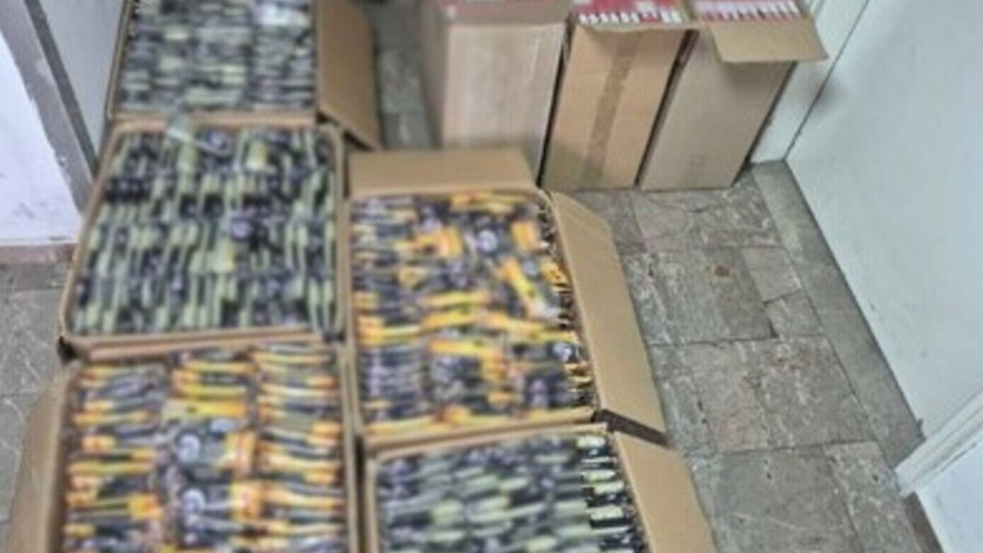 Άνδρας μετέφερε 6.000 πακέτα παράνομων τσιγάρων και πάνω από 100 κιλά λαθραίου καπνού στο αυτοκίνητό του
