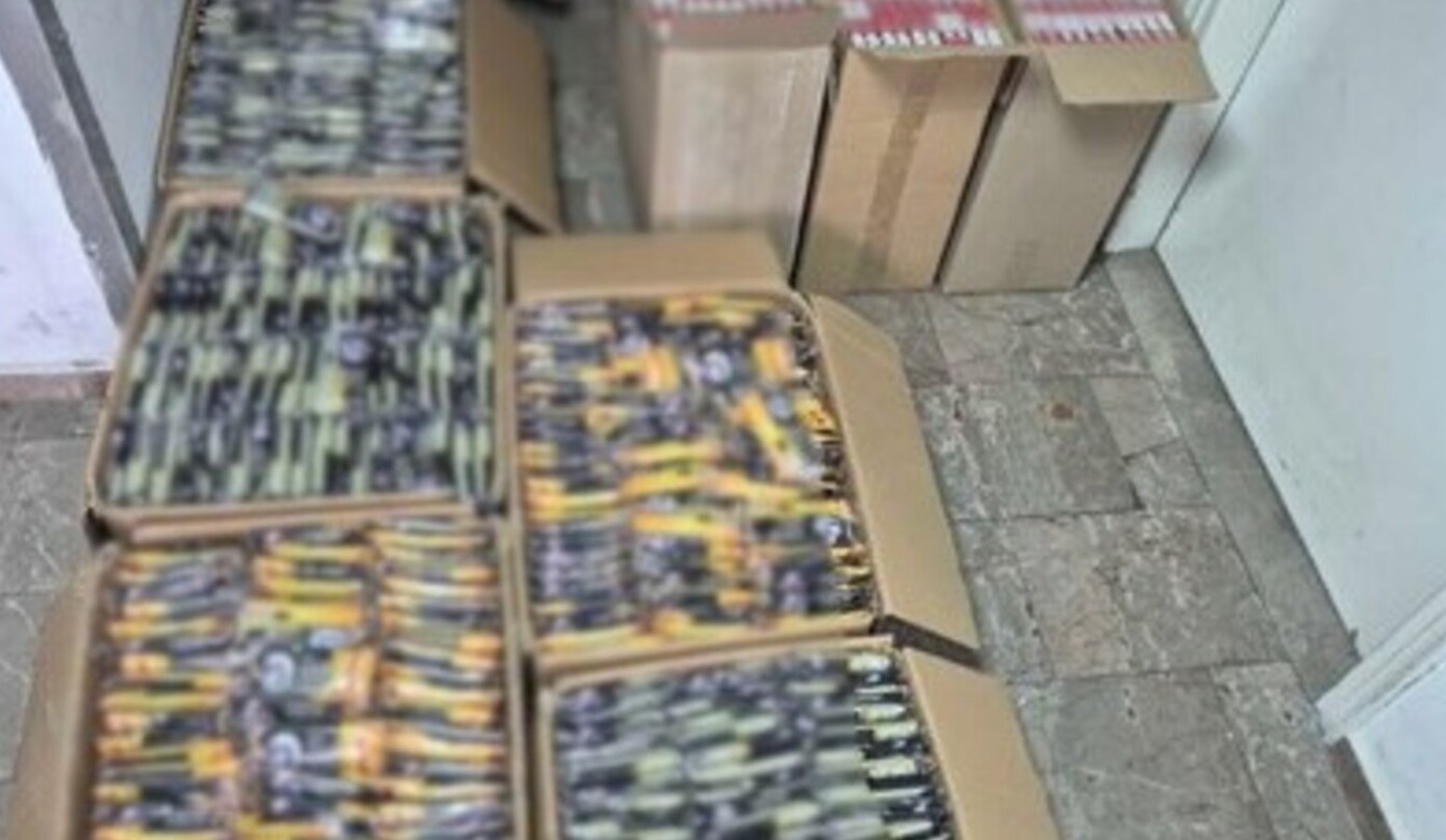 Άνδρας μετέφερε 6.000 πακέτα παράνομων τσιγάρων και πάνω από 100 κιλά λαθραίου καπνού στο αυτοκίνητό του