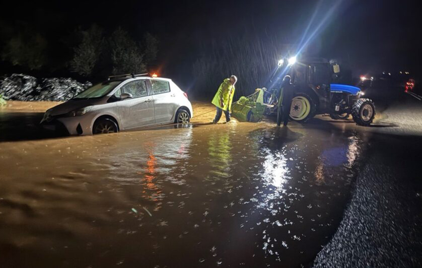 Καταρρακτώδης βροχή στην Τριφυλία: Οδηγοί ζητούσαν βοήθεια από την Πυροσβεστική για απεγκλωβισμό