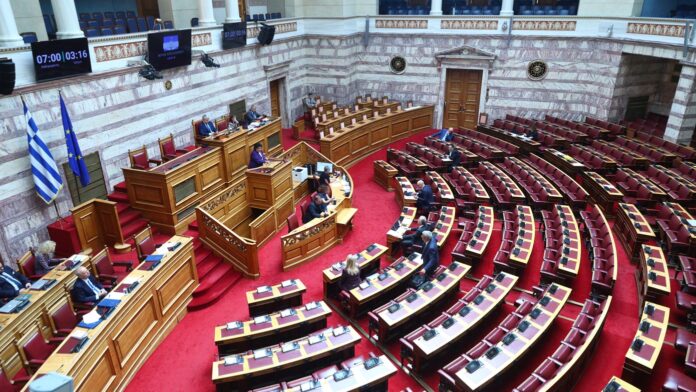 Στη Βουλή το σχέδιο προϋπολογισμού 2026: Ανάπτυξη 2,4% και πληθωρισμός 2,2% το 2026