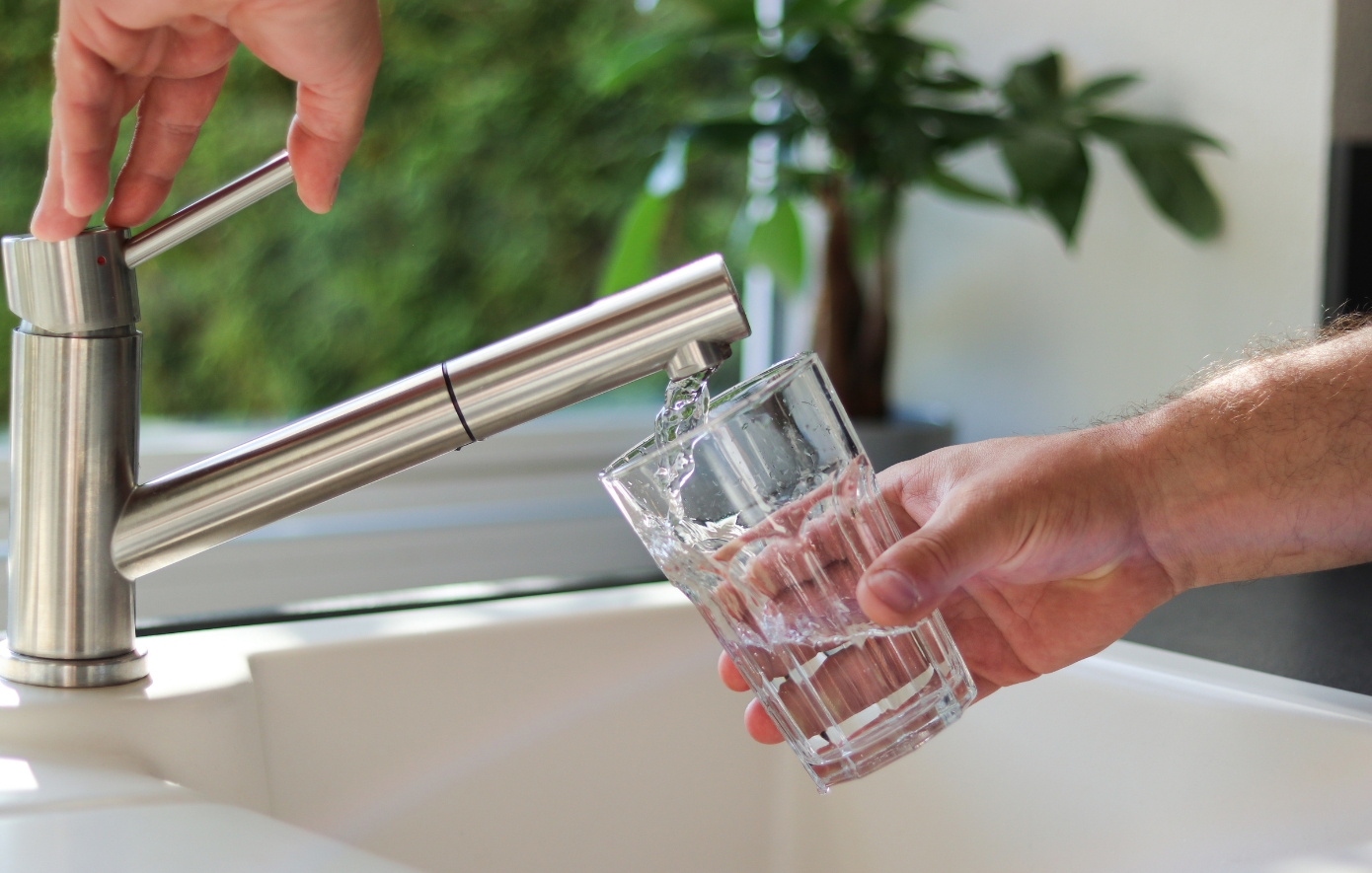 Δυσλειτουργίες στο δίκτυο ύδρευσης σε περιοχές της Αττικής – Μεταβολή στην οσμή του νερού