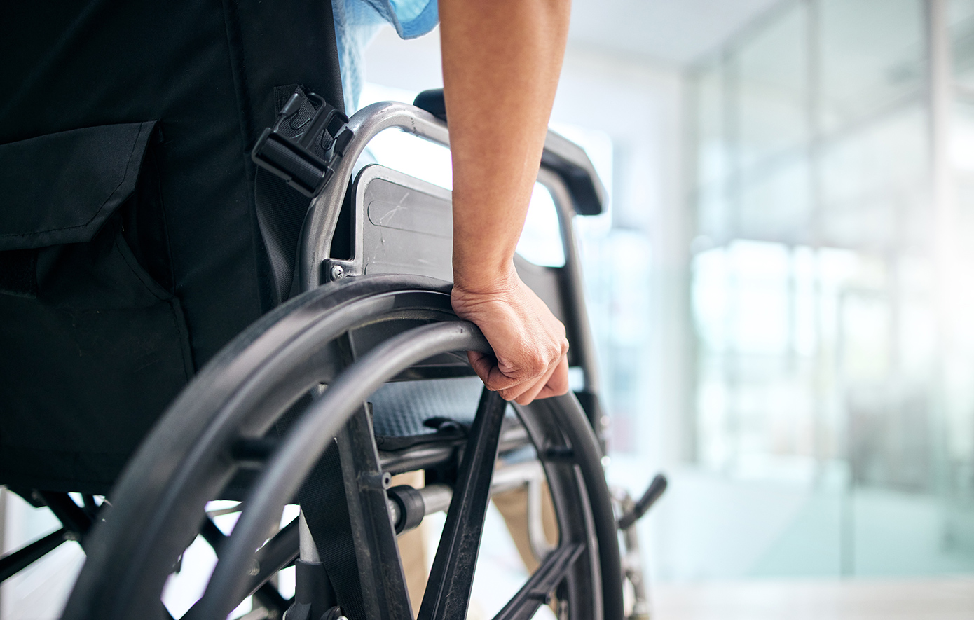 Μητέρα μεταμορφώθηκε σε ντετέκτιβ για να διασώσει το ΑΜΕΑ παιδί της από κακοποίηση φροντιστών – Με γύψο και πι έκανε έρευνα