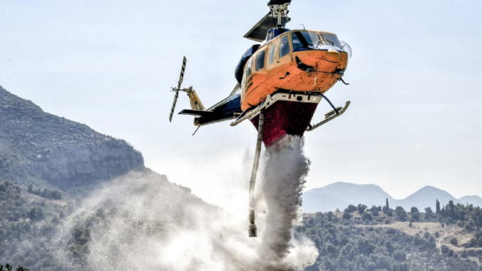 Πυρκαγιά σε δασική περιοχή στην παραλία Ζαράκων Εύβοιας – Εναέρια μέσα σε δράση