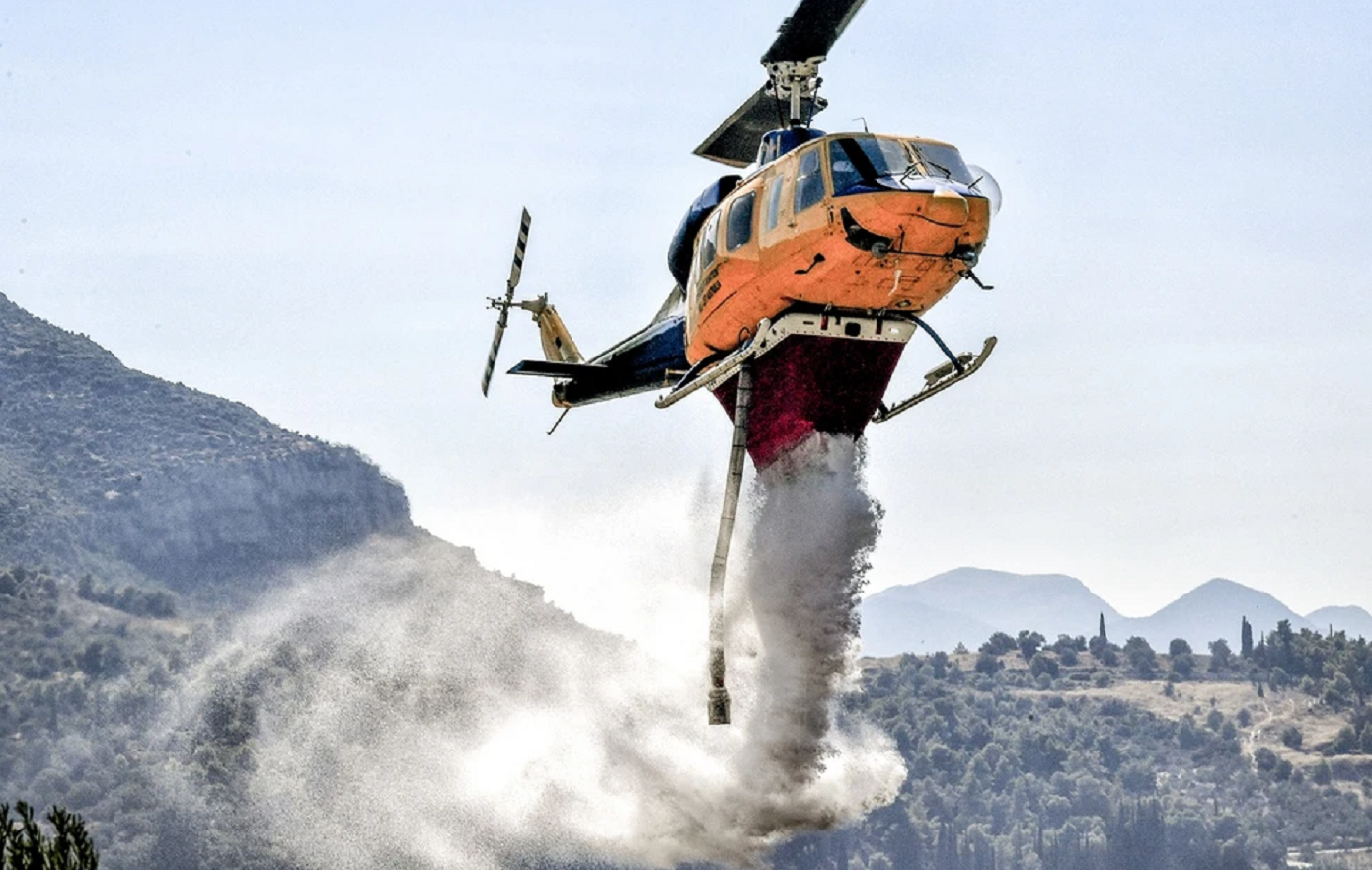 Πυρκαγιά σε δασική περιοχή στην παραλία Ζαράκων Εύβοιας – Εναέρια μέσα σε δράση