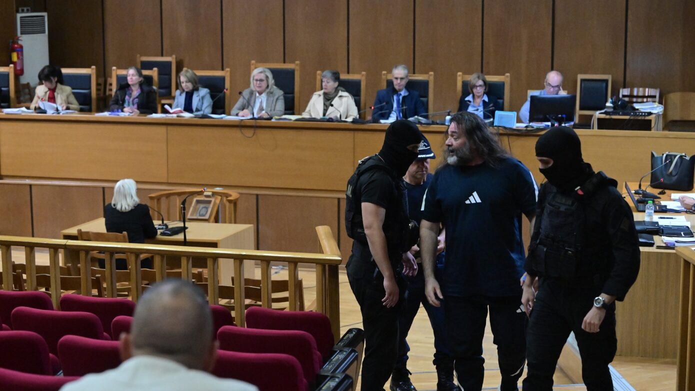 Δίκη Χρυσής Αυγής: Η Ελένη Ζαρούλια αρνείται τις κατηγορίες – Ο Λαγός απομακρύνθηκε από την αίθουσα