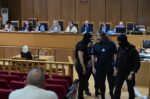 Δίκη Χρυσής Αυγής: Η Ελένη Ζαρούλια αρνείται τις κατηγορίες – Ο Λαγός απομακρύνθηκε από την αίθουσα