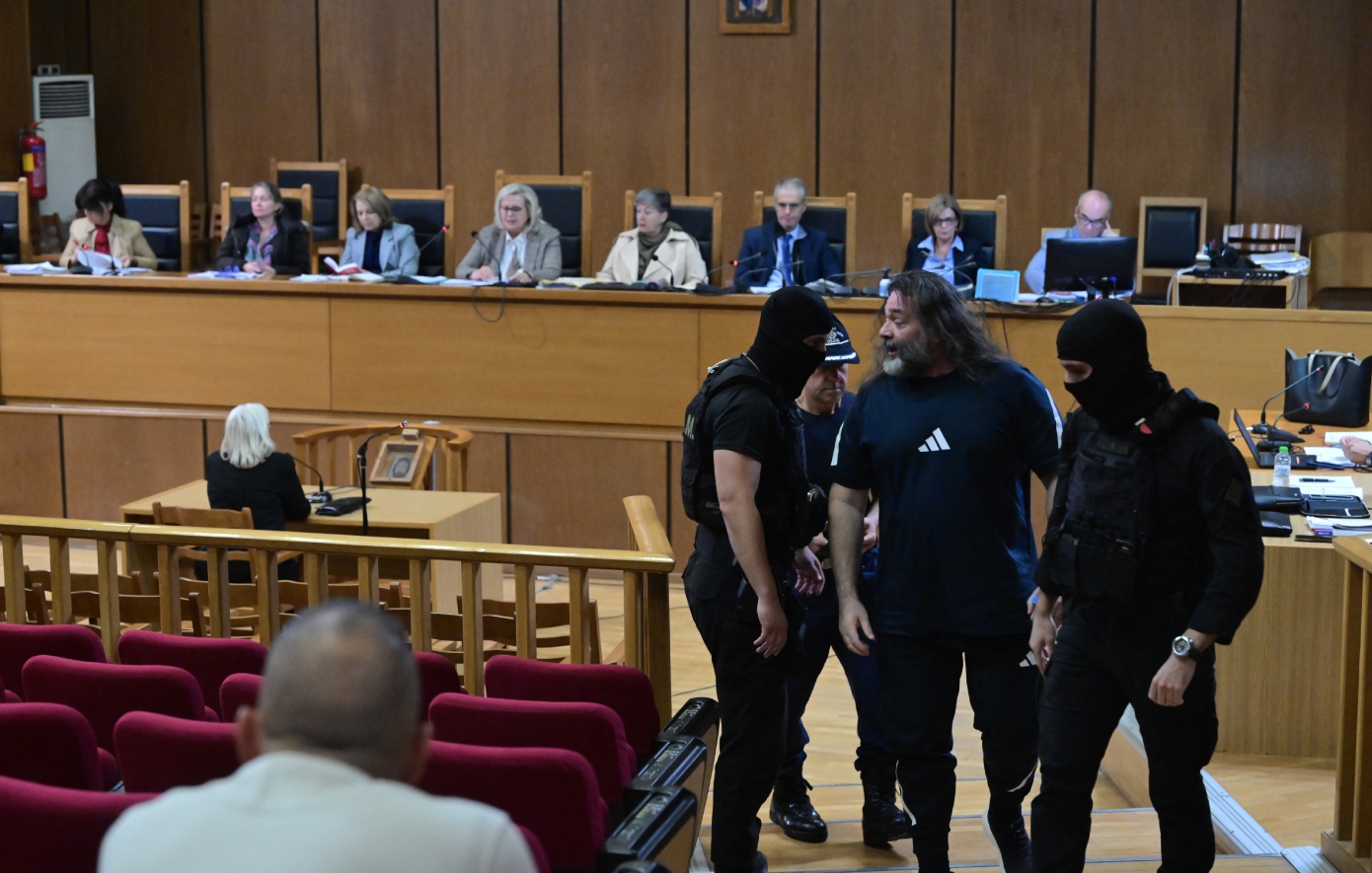 Δίκη Χρυσής Αυγής: Η Ελένη Ζαρούλια αρνείται τις κατηγορίες – Ο Λαγός απομακρύνθηκε από την αίθουσα