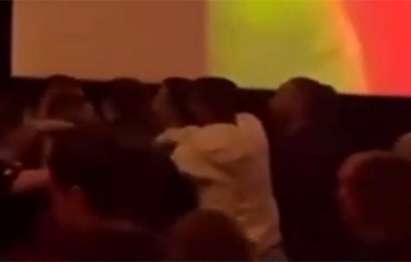 Έντονος καβγάς σε σινεμά στου Ρέντη – Συμπλοκή λόγω φασαρίας από νεαρούς, δείτε το βίντεο