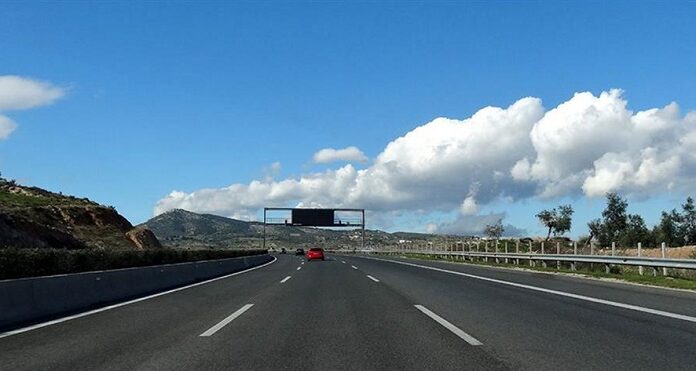 Περιορίστηκε η φωτιά στην Εθνική Οδό Σερρών-Θεσσαλονίκης – Σημαντικές καθυστερήσεις