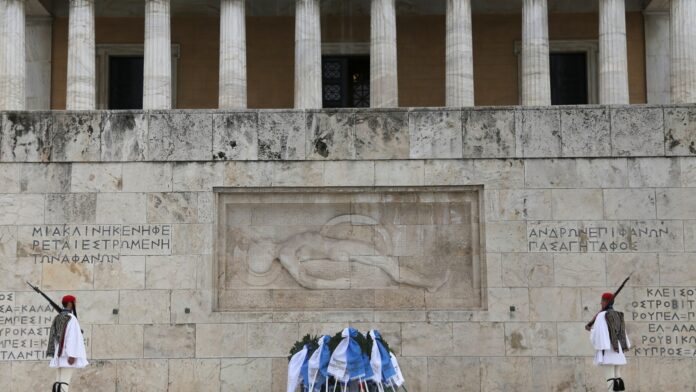 Η σημασία του Μνημείου του Άγνωστου Στρατιώτη: Η ιστορία και το νόημα των επιγραφών μπροστά από τη Βουλή