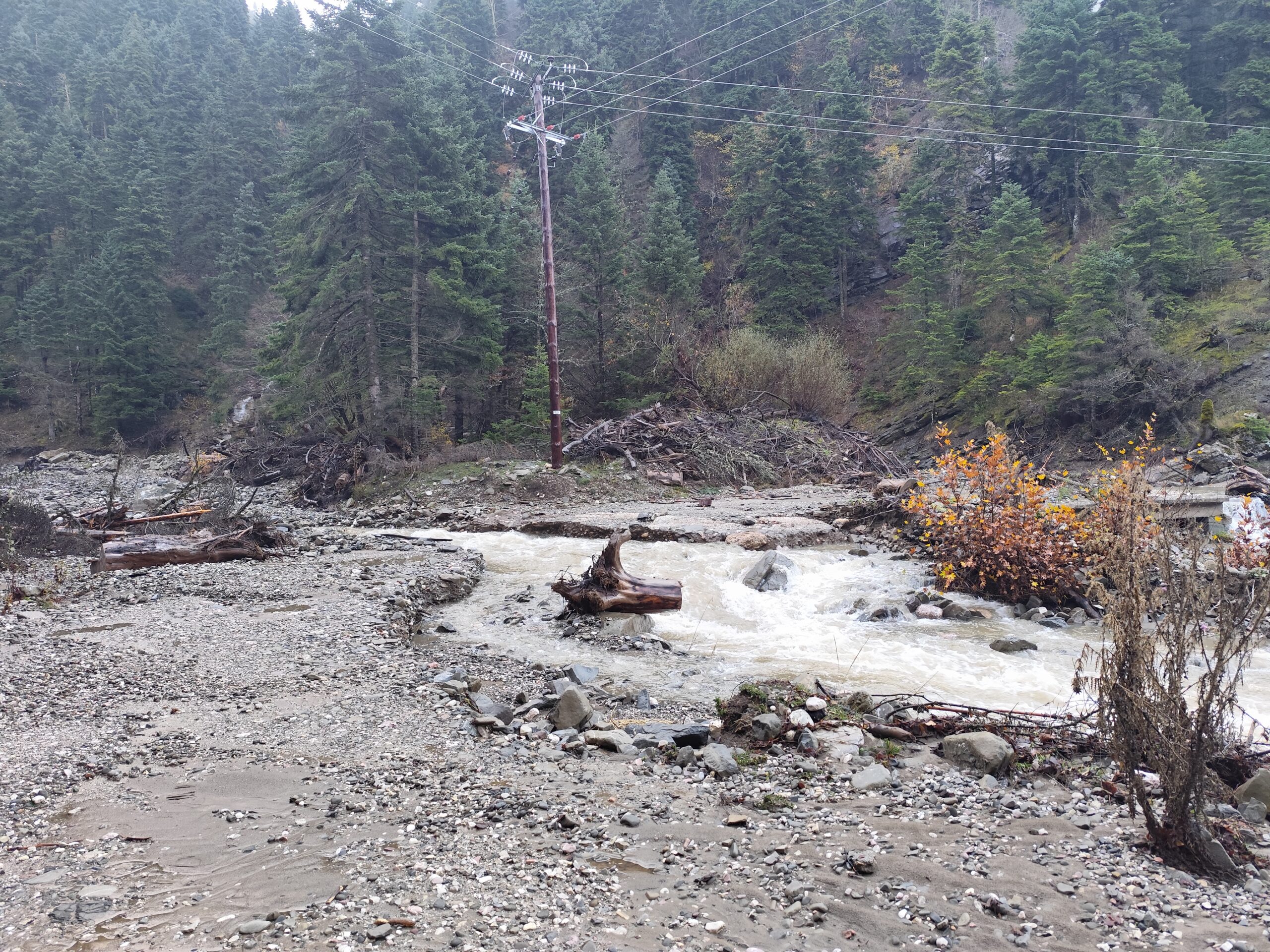 Κακοκαιρία στο Δήμο Μετεώρων: Αποκαταστάθηκε η κυκλοφορία στη γέφυρα “ΤΣΙΤΟΣ” στην Καστανιά