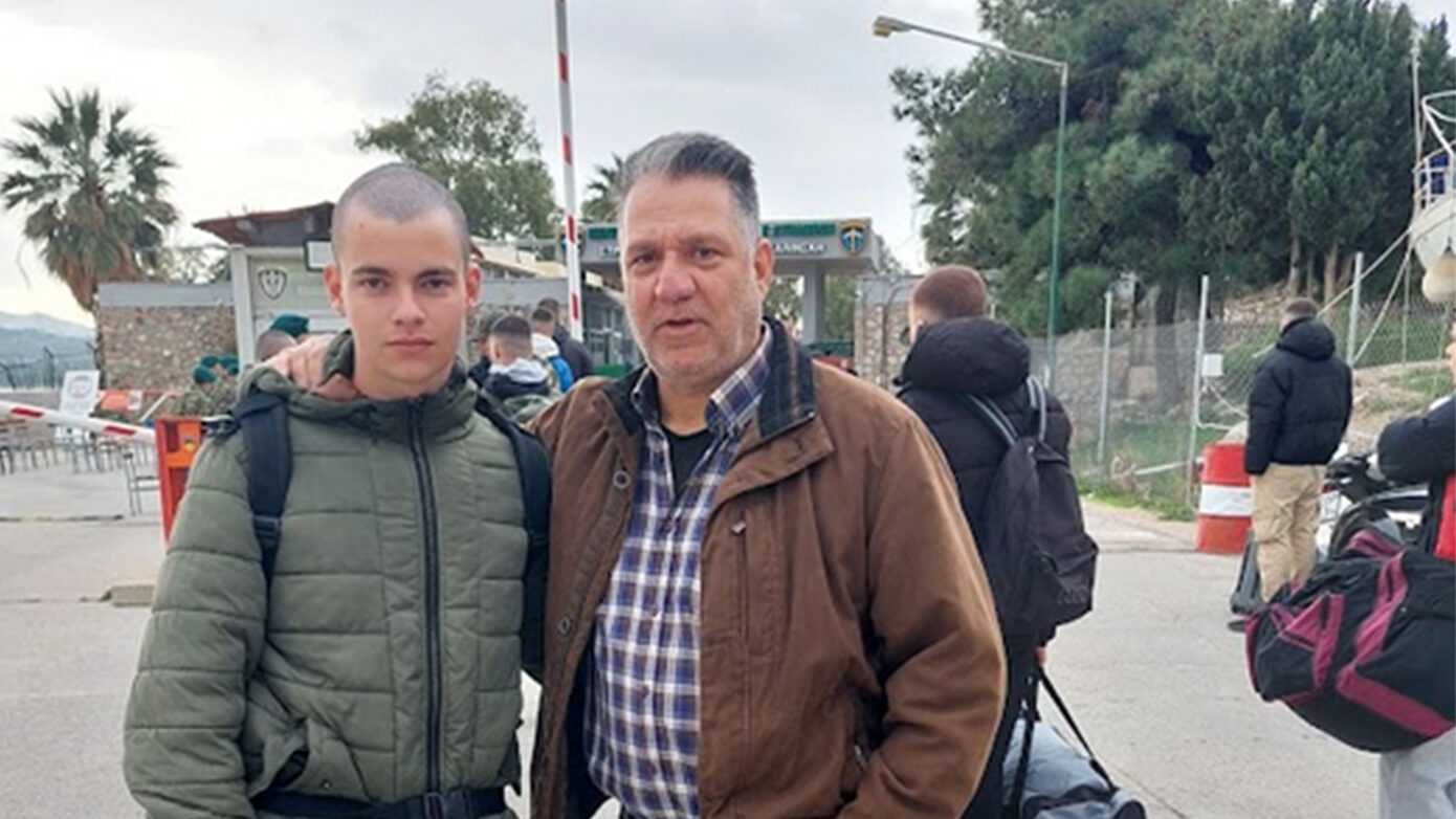 Συγκινεί ο πατέρας του 19χρονου στρατιώτη: «Πάω να τον φέρω στο κουτί» – Η μαντινάδα που του αφιέρωσε