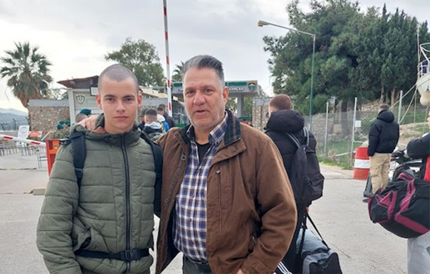 Συγκινεί ο πατέρας του 19χρονου στρατιώτη: «Πάω να τον φέρω στο κουτί» – Η μαντινάδα που του αφιέρωσε