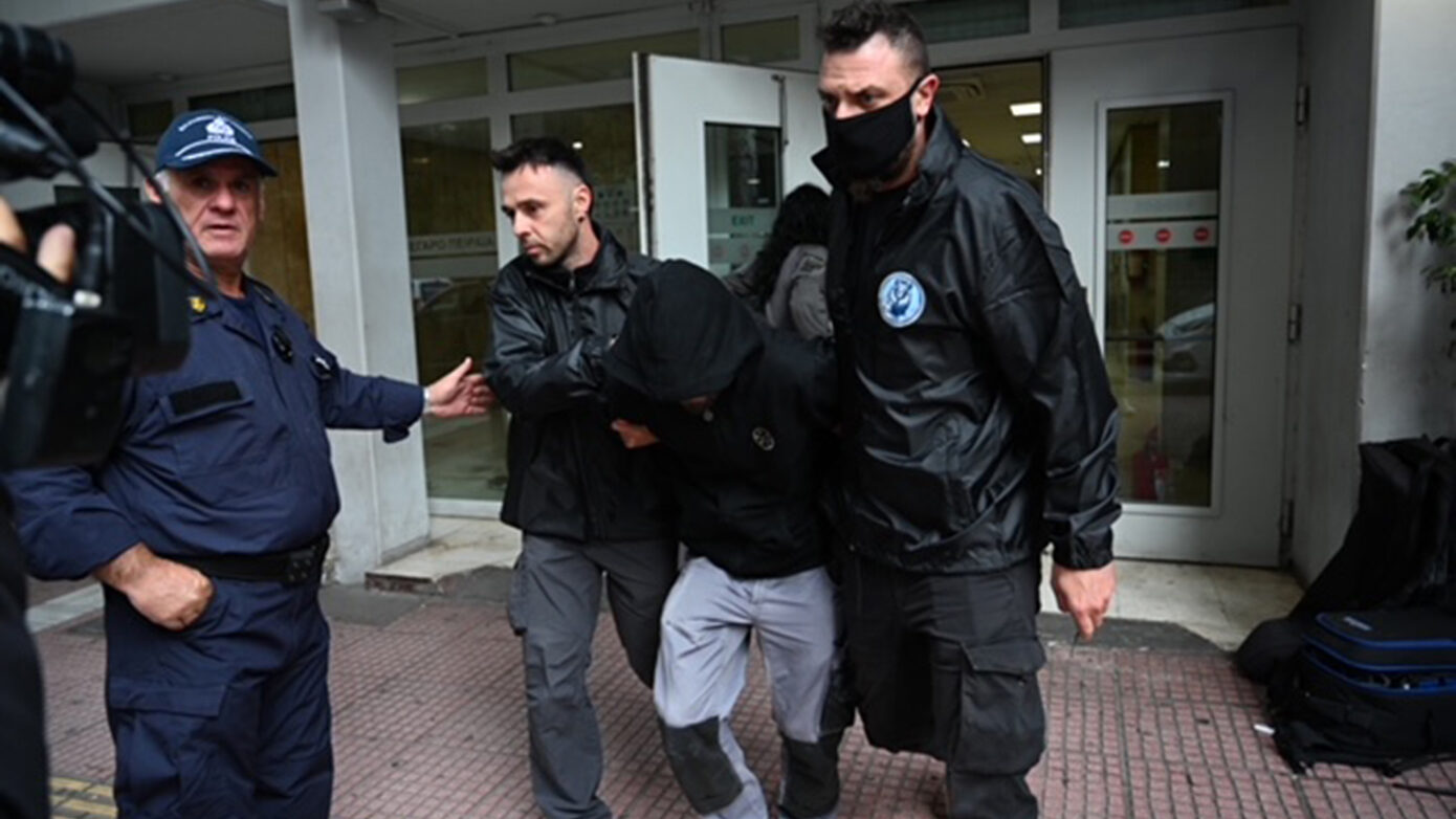 Κακοποίηση παιδιών 2 και 4 ετών: Με σκυμμένο κεφάλι οδηγήθηκε στη φυλακή ο 40χρονος σύντροφος του 20χρονου θείου