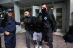 Κακοποίηση παιδιών 2 και 4 ετών: Με σκυμμένο κεφάλι οδηγήθηκε στη φυλακή ο 40χρονος σύντροφος του 20χρονου θείου