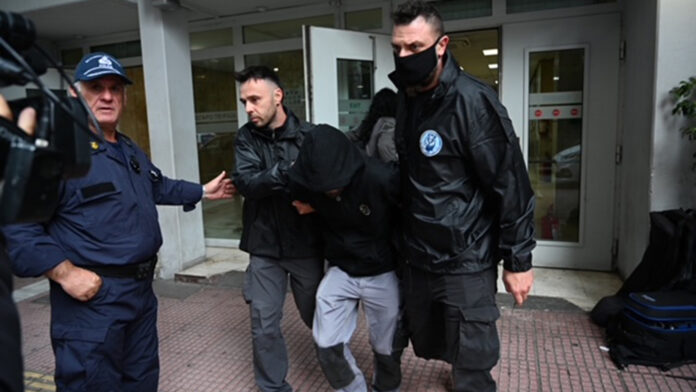 Κακοποίηση παιδιών 2 και 4 ετών: Με σκυμμένο κεφάλι οδηγήθηκε στη φυλακή ο 40χρονος σύντροφος του 20χρονου θείου