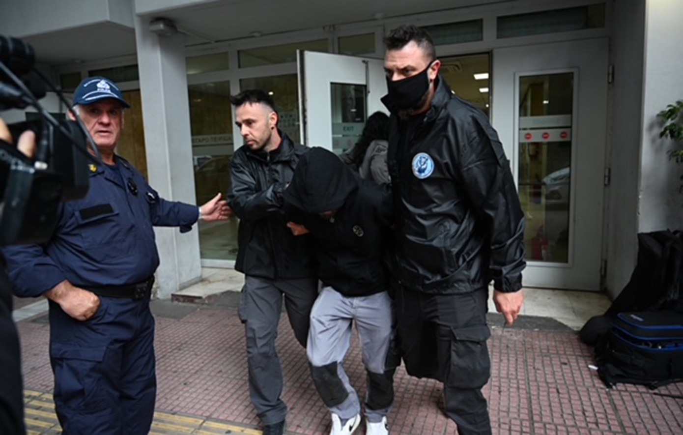 Κακοποίηση παιδιών 2 και 4 ετών: Με σκυμμένο κεφάλι οδηγήθηκε στη φυλακή ο 40χρονος σύντροφος του 20χρονου θείου