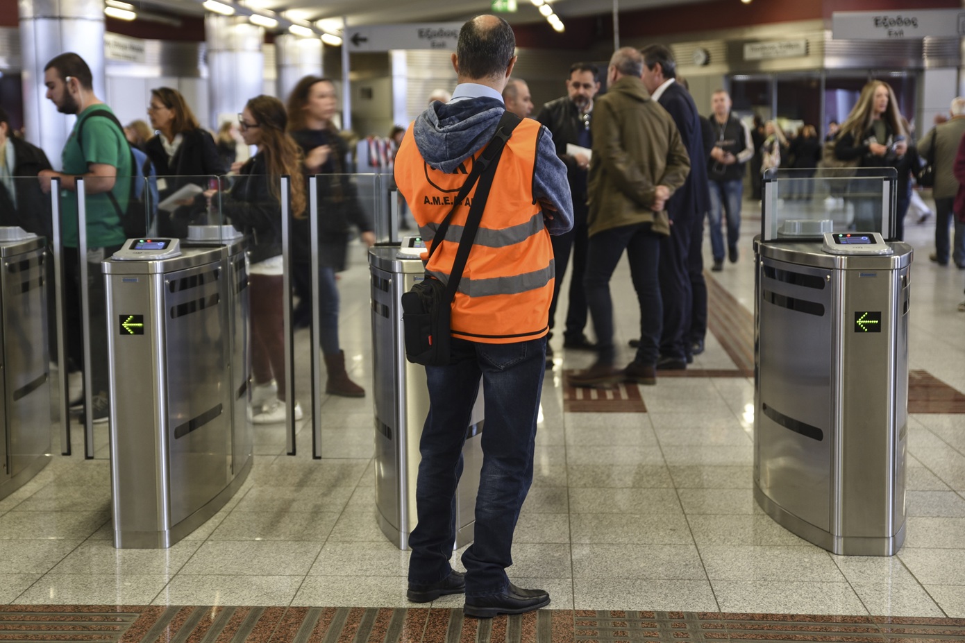 Εντατικοί έλεγχοι εισιτηρίων σε λεωφορεία και μετρό – Υπ. Μεταφορών: Το μέτρο είναι πρακτικό, όχι τιμωρητικό
