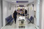 «Με το πρώτο φτάρνισμα στο νοσοκομείο»: Η ΠΟΕΔΗΝ για την πίεση στα νοσοκομεία – Ελλείψεις και ενδονοσοκομειακές λοιμώξεις