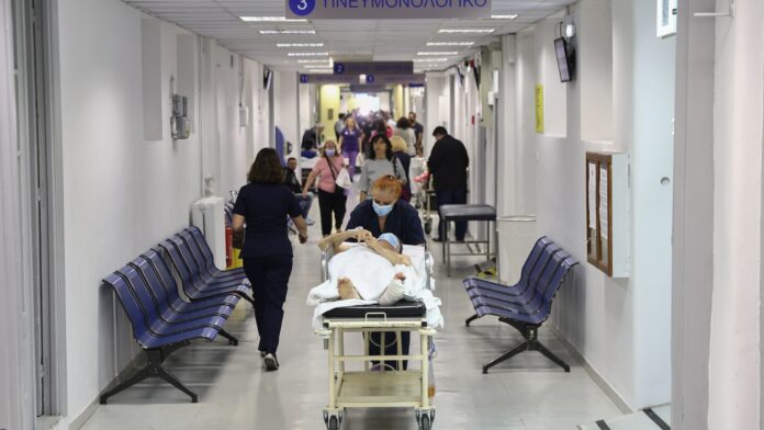 «Με το πρώτο φτάρνισμα στο νοσοκομείο»: Η ΠΟΕΔΗΝ για την πίεση στα νοσοκομεία – Ελλείψεις και ενδονοσοκομειακές λοιμώξεις