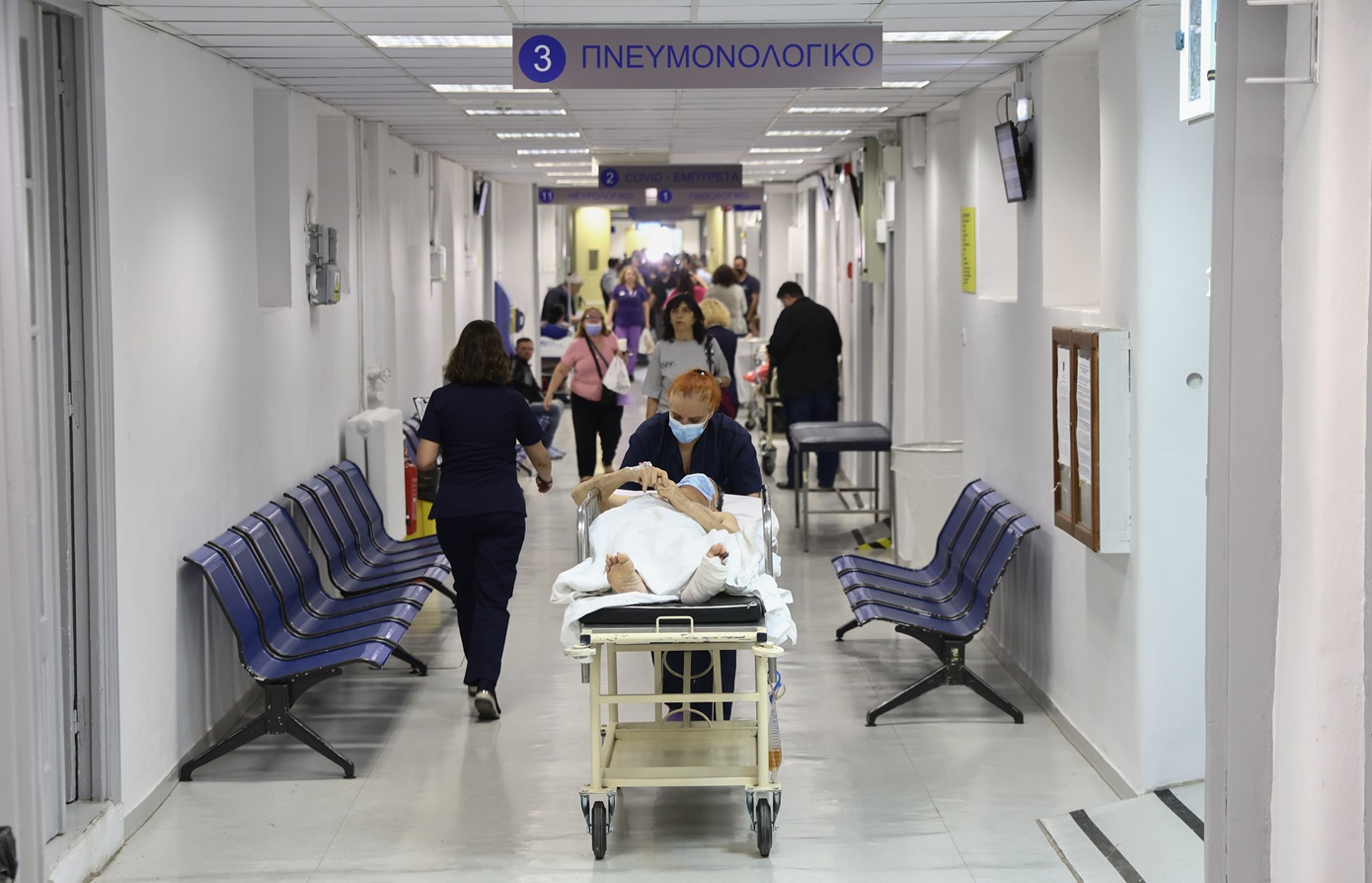 «Με το πρώτο φτάρνισμα στο νοσοκομείο»: Η ΠΟΕΔΗΝ για την πίεση στα νοσοκομεία – Ελλείψεις και ενδονοσοκομειακές λοιμώξεις